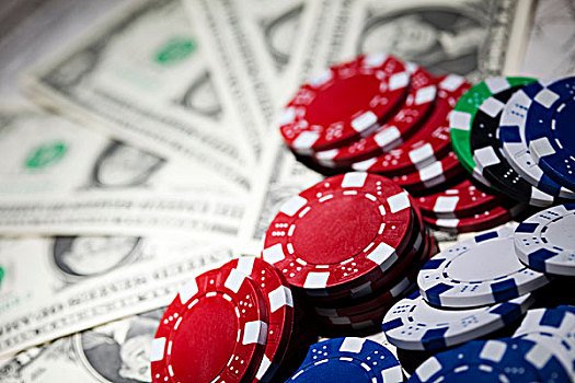Pemain menempatkan taruhan pada Mega Wheel di meja bwin88